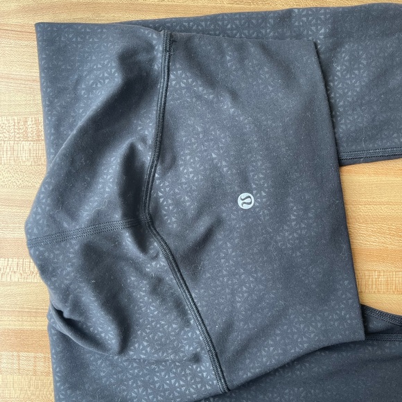 Lululemon high rise black pattern 25” - Picture 2 of 3